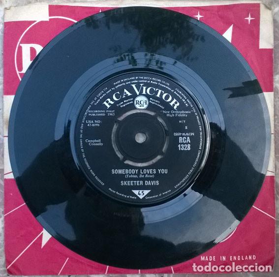 Discos de vinilo: Skeeter Davis. The end of the world/ Somebody loves you. RCA-Victor, UK 1963 single - Foto 3 - 205602167