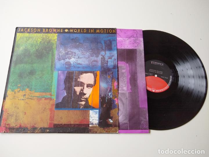 Discos de vinilo: JACKSON BROWNE. WORLD IN MOTION. LP. ENCARTE - Foto 1