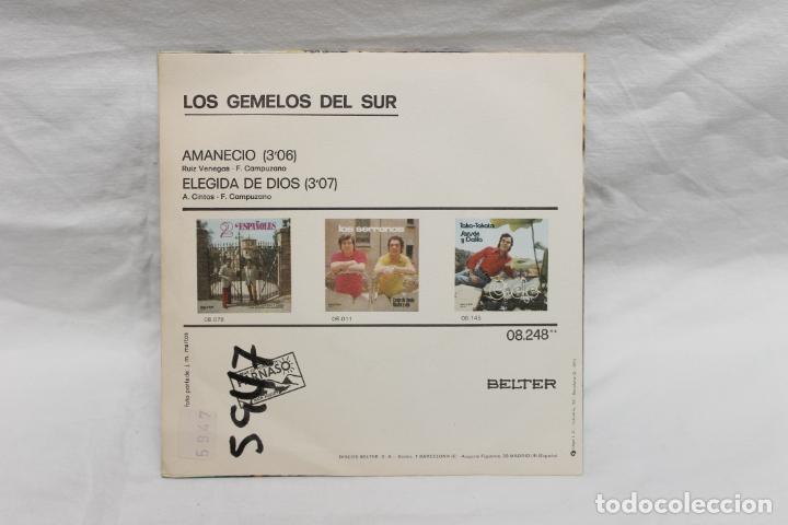 Discos de vinilo: LOS GEMELOS DEL SUR, SINGLE, AMANECIO / ELEGIDA DE DIOS. 1973 - Foto 2