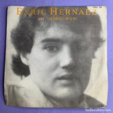 Discos de vinilo: SINGLE ENRIC HERNÀEZ - CARME - T'HE SORPRÈS A MITJA VEU VG++. Lote 206267920