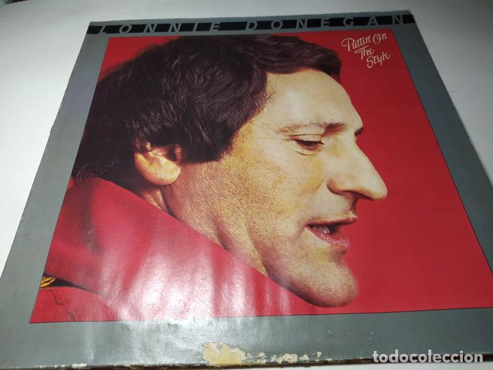 LP - LONNIE DONEGAN ‎– PUTTIN' ON THE STYLE - 6307 618 ( VG +/ G) GER - 1978 (Música - Discos - LP Vinilo - Pop - Rock - Internacional de los 70)