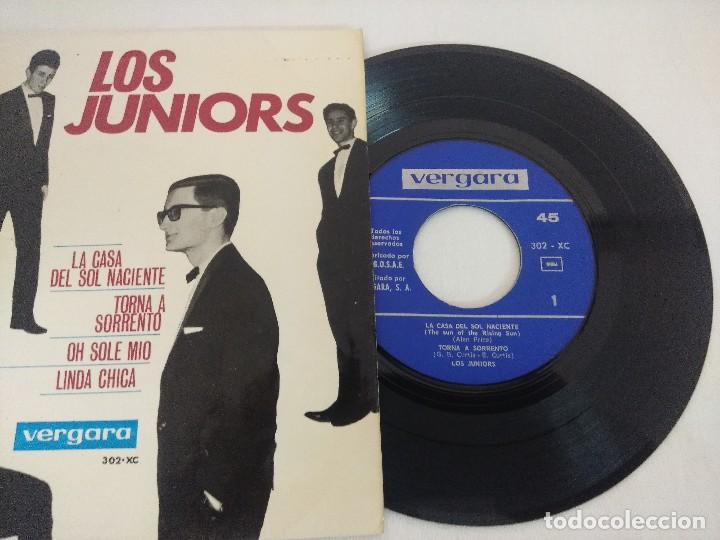 Discos de vinilo: SINGLE/LOS JUNIORS/LA CASA DEL SOL NACIENTE. - Foto 2