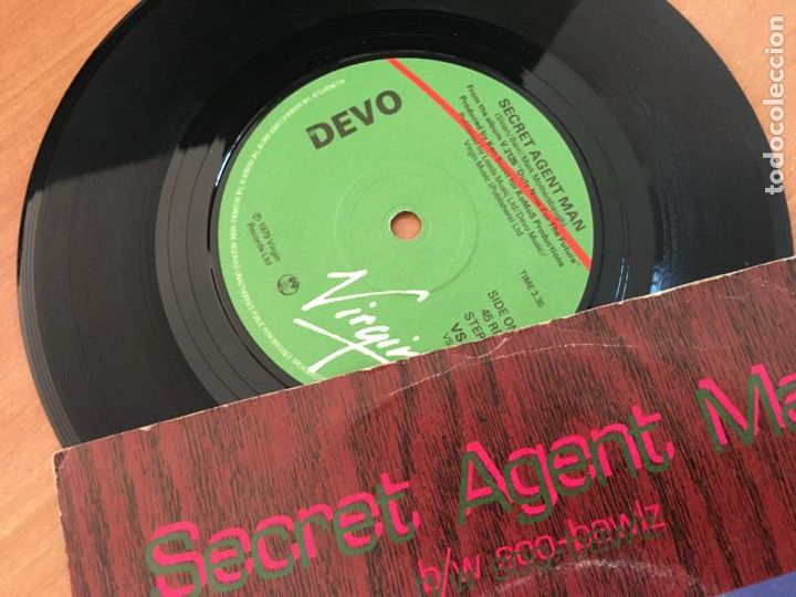 Discos de vinilo: DEVO (SECRET AGENT MAN) SINGLE 1979 (EPI18) - Foto 2