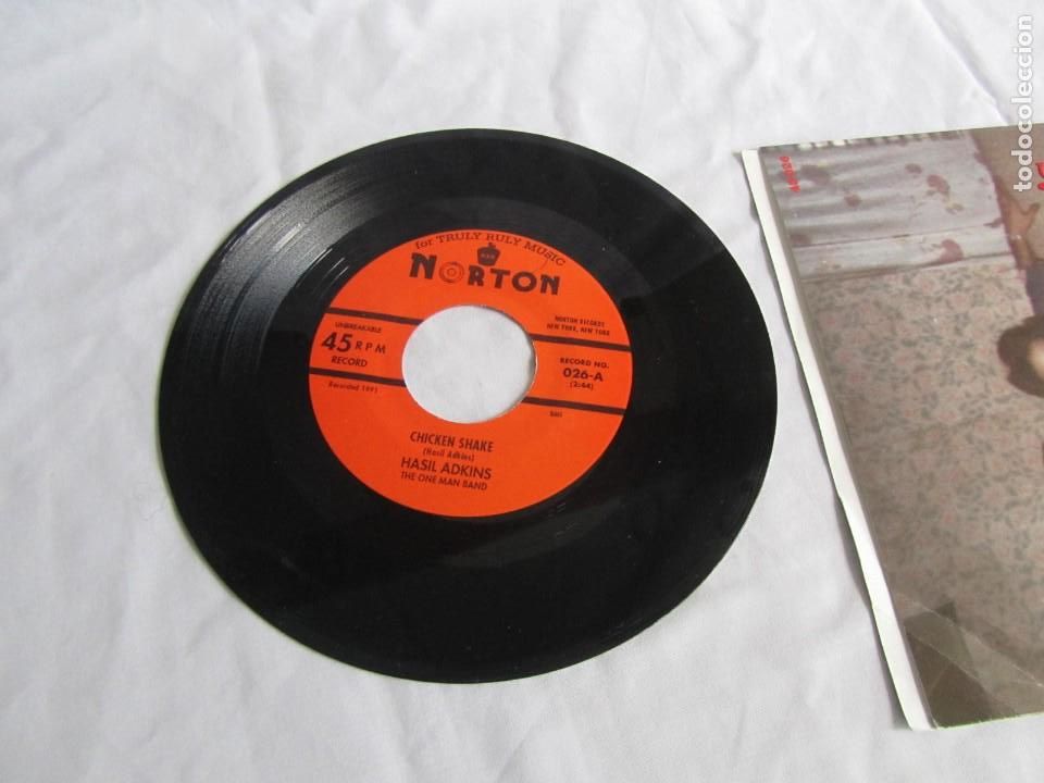 Discos de vinilo: Single vinilo Hasil Adkins, Chicken Shake 1991 - Foto 3