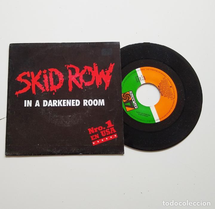 Discos de vinilo: SKID ROW. IN A DARKENED ROOM. 7&rdquo; - Foto 1