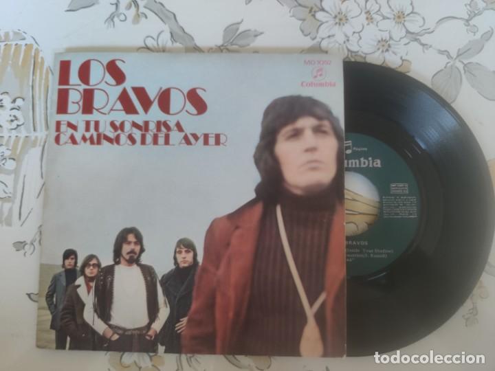 Discos de vinilo: Los Bravos En tu sonrisa Caminos del ayer - Foto 1