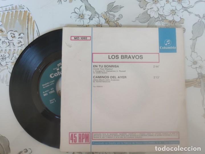 Discos de vinilo: Los Bravos En tu sonrisa Caminos del ayer - Foto 2