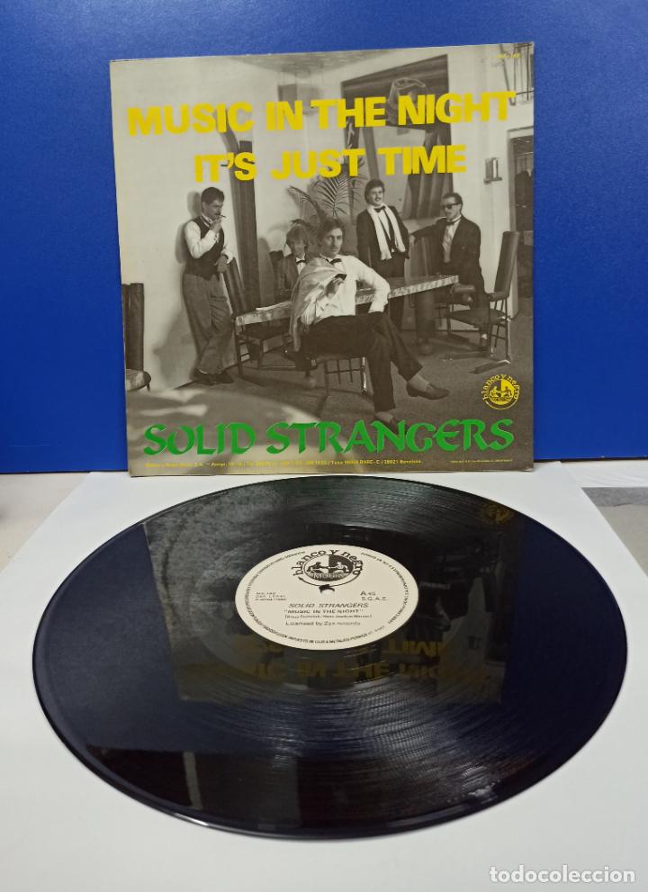 Discos de vinilo: MAXI SINGLE DISCO VINILO - SOLID STRANGERS - MUSIC IN THE NIGHT - Foto 2