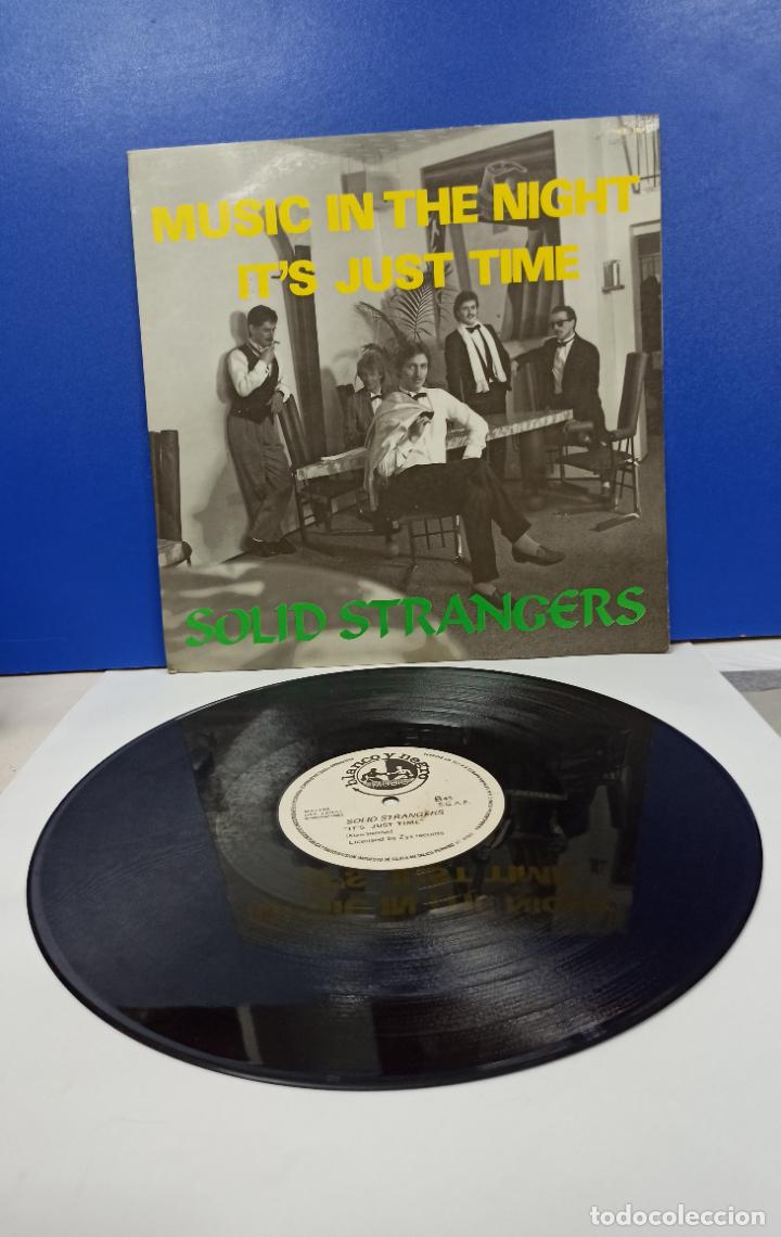 Discos de vinilo: MAXI SINGLE DISCO VINILO - SOLID STRANGERS - MUSIC IN THE NIGHT - Foto 3
