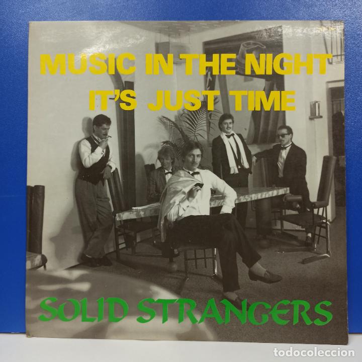 Discos de vinilo: MAXI SINGLE DISCO VINILO - SOLID STRANGERS - MUSIC IN THE NIGHT - Foto 1