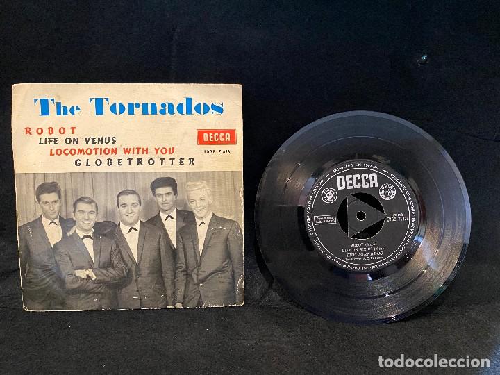 Discos de vinilo: DISCO SINGLE THE TORNADOS 1963 - Foto 1