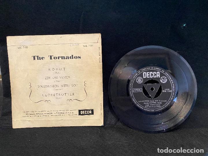 Discos de vinilo: DISCO SINGLE THE TORNADOS 1963 - Foto 2