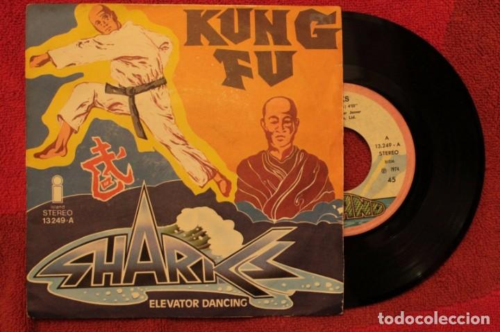 Discos de vinilo: 7&rdquo; SHARKS &lrm;&ndash; Kung Fu - ISLAND 13 249-A - SPAIN press - 1974 - SINGLE (EX-/EX+)