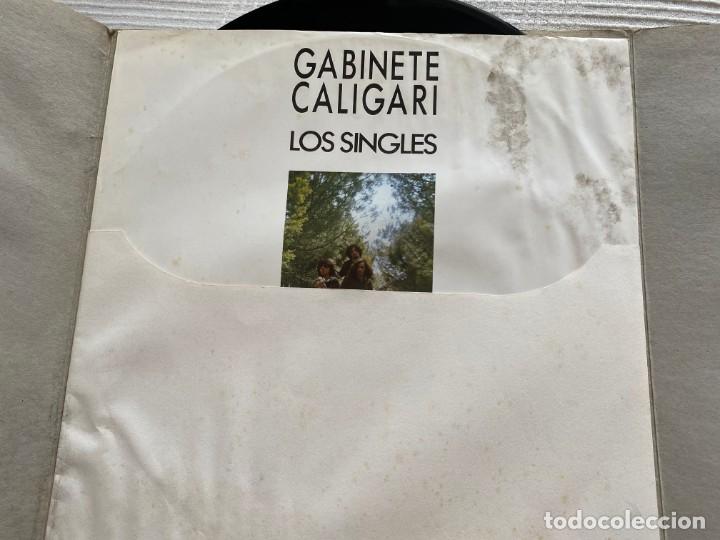 Discos de vinilo: LP GABINETE CALIGARI- LOS SINGLES - Foto 2