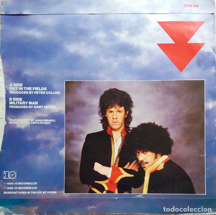 Discos de vinilo: GARY MOORE, PHIL LYNOTT. OUT IN THE FIELDS. PORTADA DE SINGLE UK - Foto 2