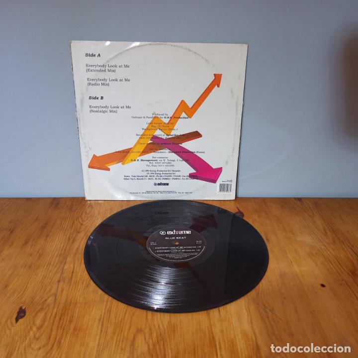 Discos de vinilo: MAXI SINGLE DISCO VINILO - BLUE BEAT - EVERYBODY LOOK AT ME - Foto 2