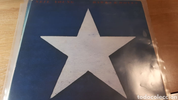 Discos de vinilo: NEIL YOUNG HAWKS AND DOVES - Foto 1