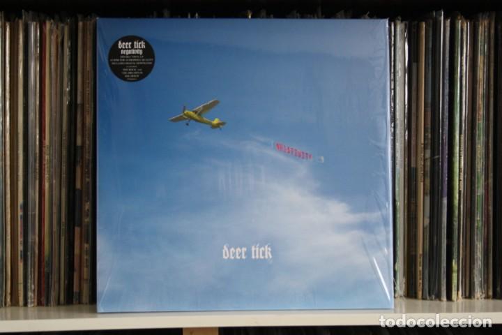 Discos de vinilo: DEER TICK, NEGATIVITY, DOBLE LP, GATEFOLD, 2013, COMO NUEVO. - Foto 1