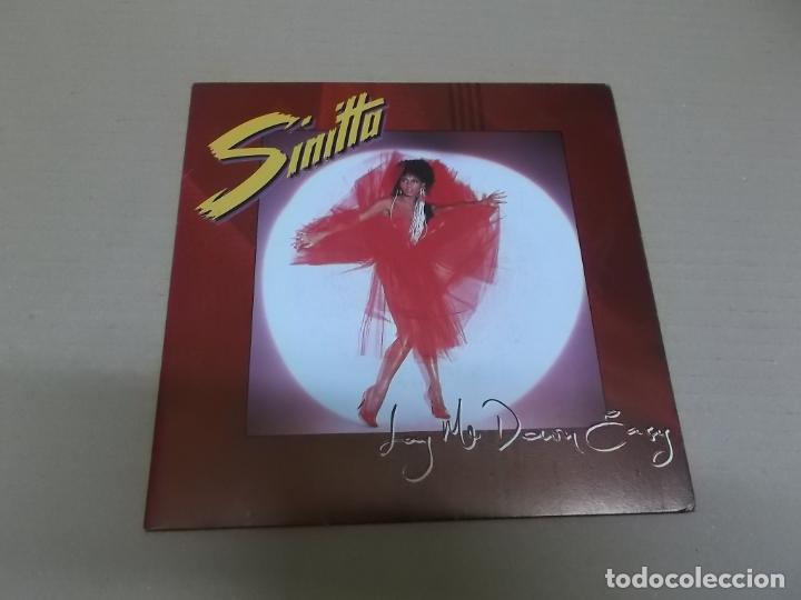 Discos de vinilo: SINITTA (SINGLE) LAY ME DOWN EASY A&Ntilde;O 1989 - Foto 1