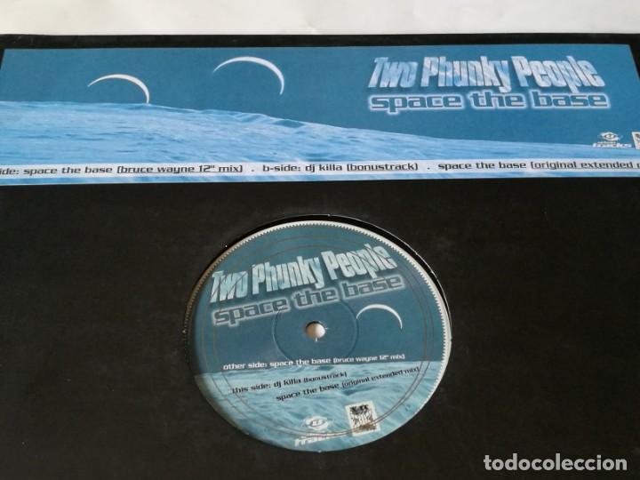 Discos de vinilo: Two Phunky People - Space The Base - 1997 - Foto 1