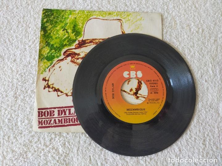 Discos de vinilo: BOB DYLAN: MOZAMBIQUE / OH, HERMANA - SINGLE CBS 1976 - Foto 2