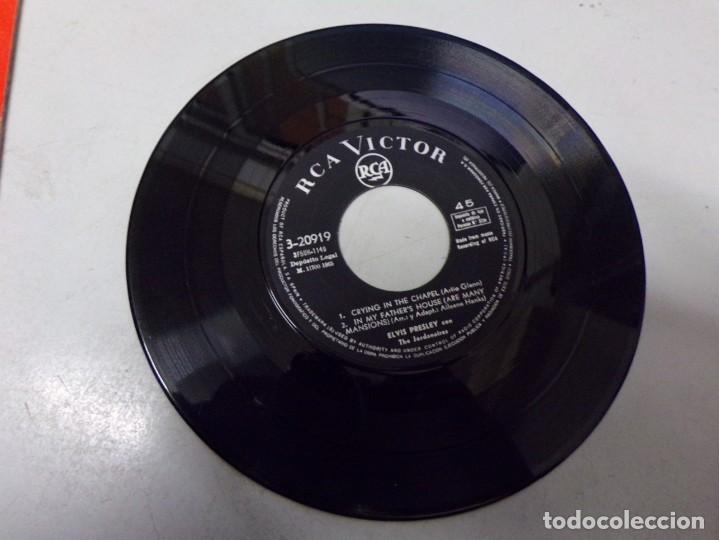Discos de vinilo: ESTAMOS LIQUIDANDO. Elvis - crying in the chapel - Foto 2