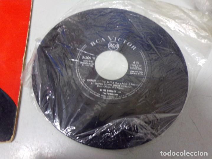 Discos de vinilo: ESTAMOS LIQUIDANDO. Elvis - crying in the chapel - Foto 2