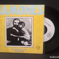 Discos de vinilo: RAMONES SOMETHING TO BELIEVE IN SINGLE SPAIN 1986 PDELUXE