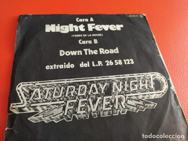 Discos de vinilo: BEE GEES 1977.DISCO SINGLE. NIGHT FEVER. - Foto 2