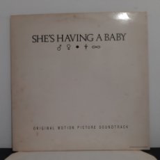 Discos de vinilo: SHE'S HAVING A BABY. ORIGINAL MOTION PICTURE SOUNDTRACK. 1988. SPAIN