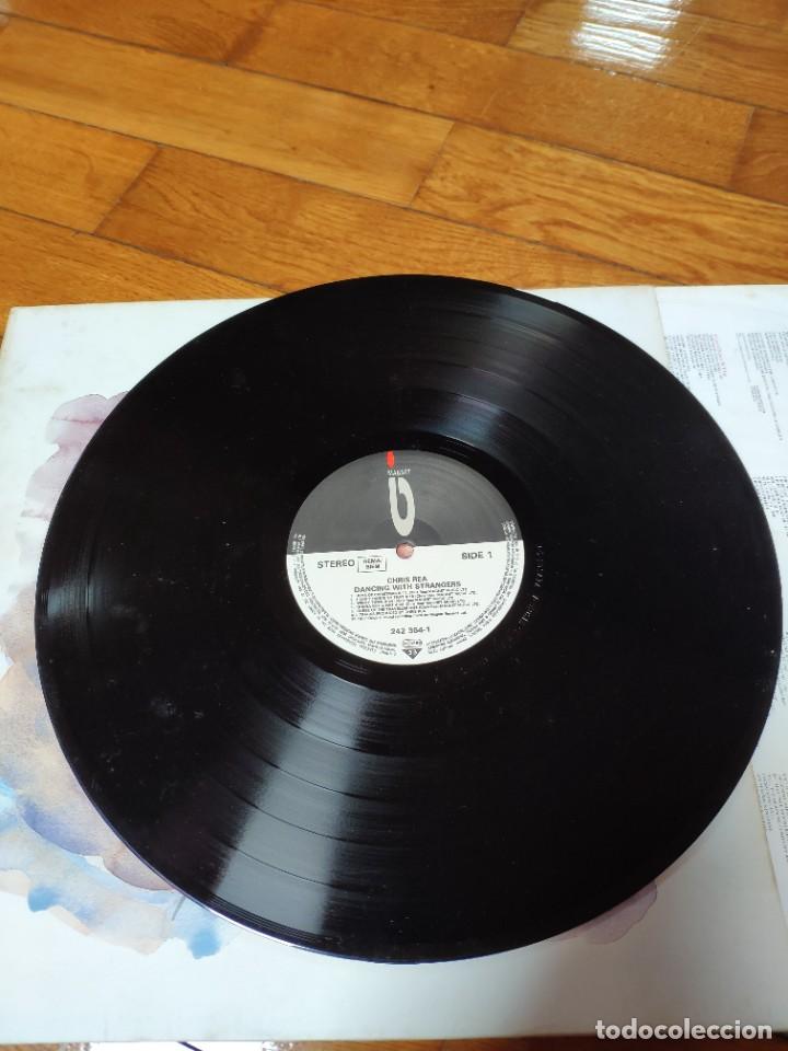 Discos de vinilo: LP de vinilo de Chris Rea dancing with strangers - Foto 4
