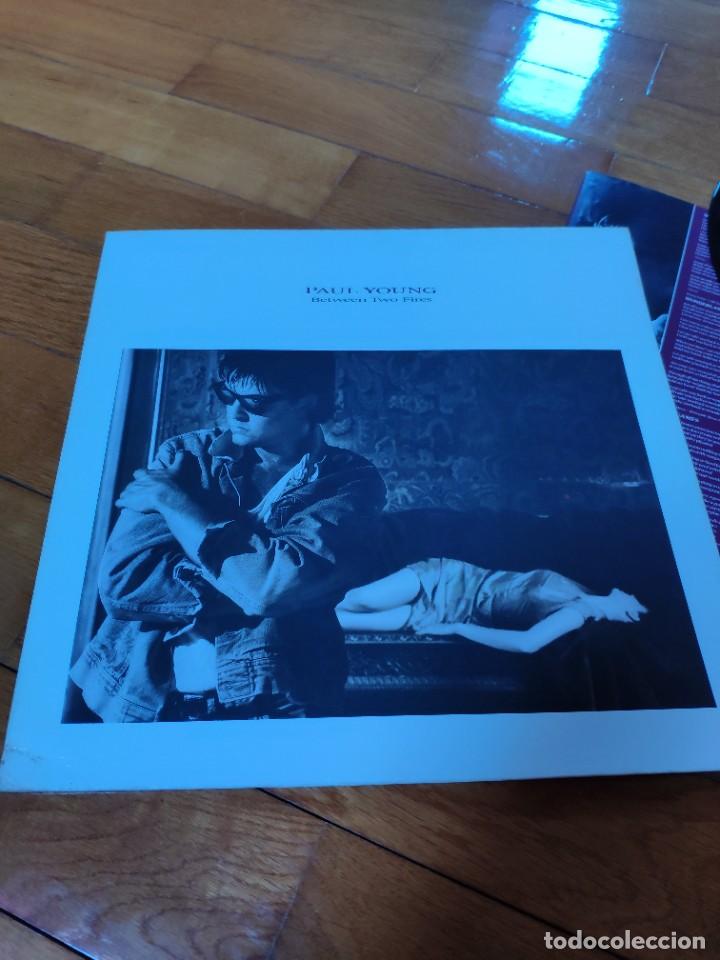 Discos de vinilo: LP de vinilo de Paul Young between two fires - Foto 1