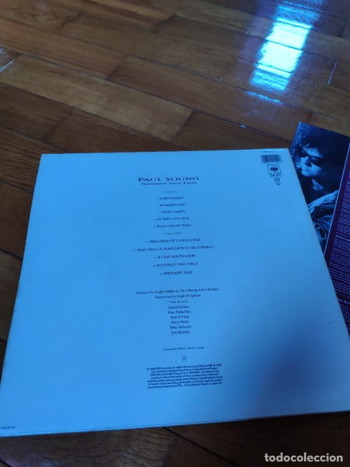 Discos de vinilo: LP de vinilo de Paul Young between two fires - Foto 2