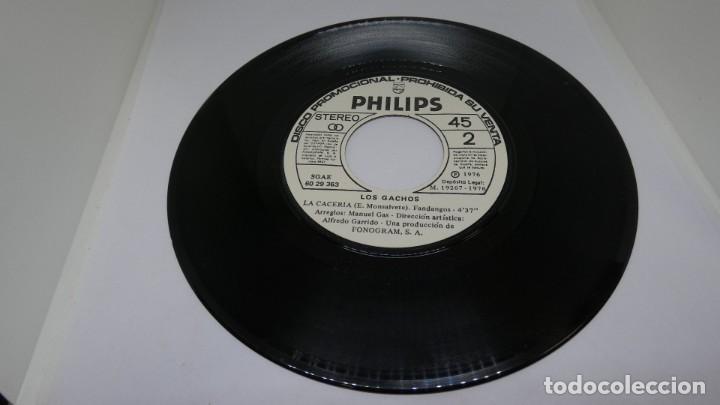 Discos de vinilo: DISCO SINGLE VINILO . AMOR GITANO . LOS GACH&Oacute;S . LA CACERIA - Foto 3