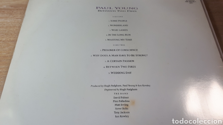 Discos de vinilo: PAUL YOUNG BEETWEEN TWO FIRES - Foto 2