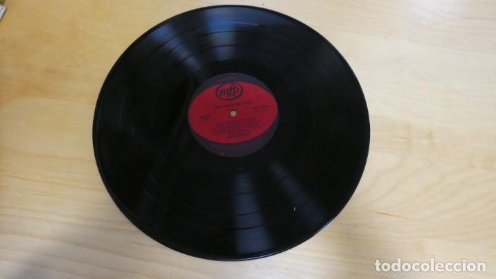 Discos de vinilo: LP VINILO SENSATIONAL SATCHMO . - Foto 3
