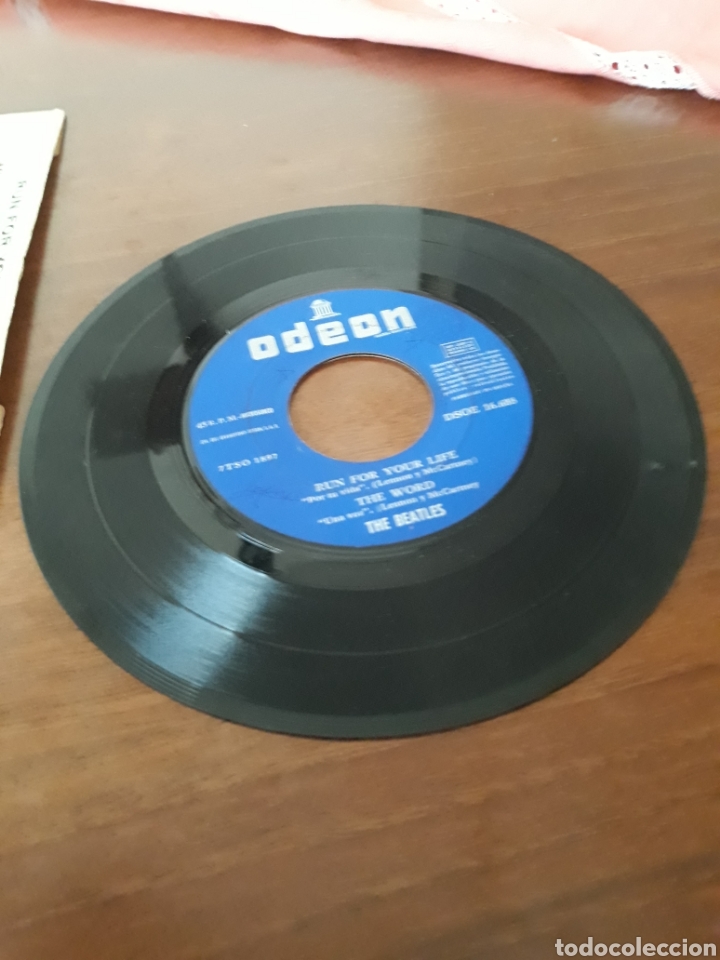 Discos de vinilo: LOS BEATLES. Disco. R.P.M. 45 - Foto 2