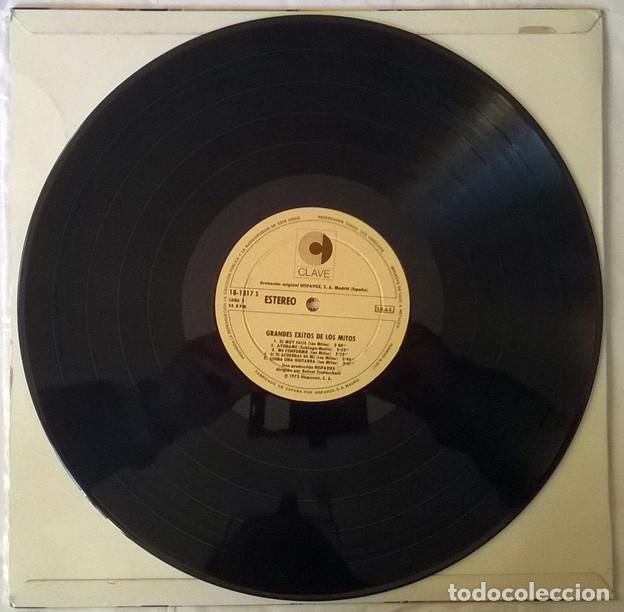 Discos de vinilo: Los Mitos. Grandes &eacute;xitos. Hispavox-Clave, Spain 1973 LP - Foto 3