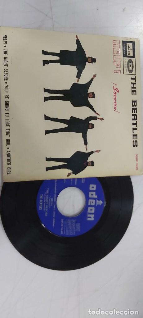 Discos de vinilo: ANTIGUO DISCO PEQUE&Ntilde;O THE BEATLES HELP - Foto 3