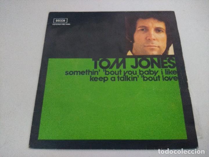 Discos de vinilo: SINGLE/TOM JONES/SOMETHIN. - Foto 1
