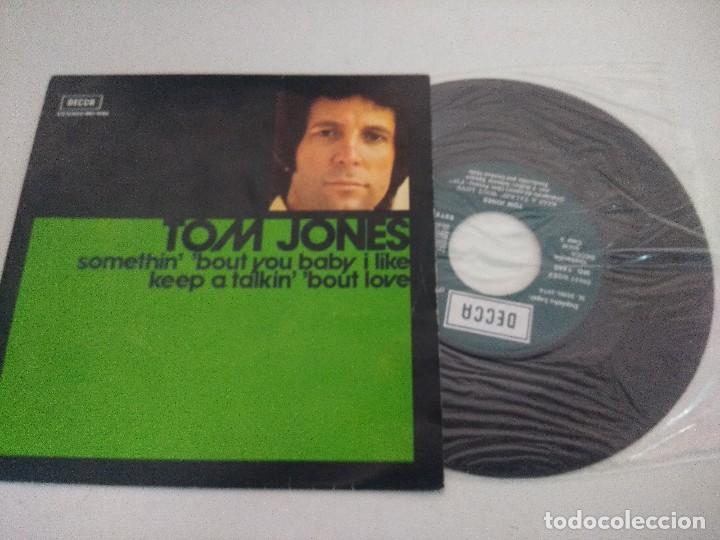 Discos de vinilo: SINGLE/TOM JONES/SOMETHIN. - Foto 2