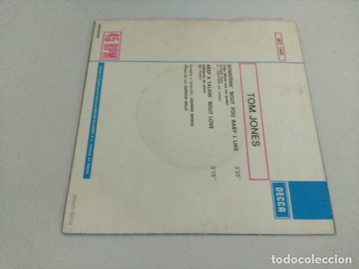 Discos de vinilo: SINGLE/TOM JONES/SOMETHIN. - Foto 3