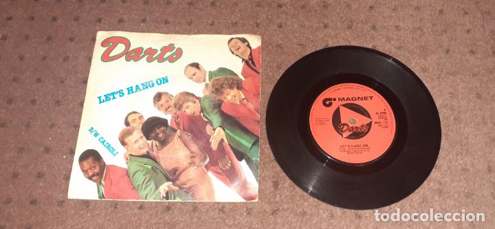 Discos de vinilo: DARTS - LET&acute;S HANG ON - SINGLE - UK - MAGNET - L - - Foto 1