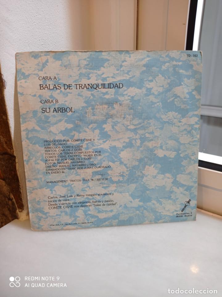 Discos de vinilo: SINGLE COMITE CISNE. BALAS DE TRANQUILIDAD - SU ARBOL. - Foto 2