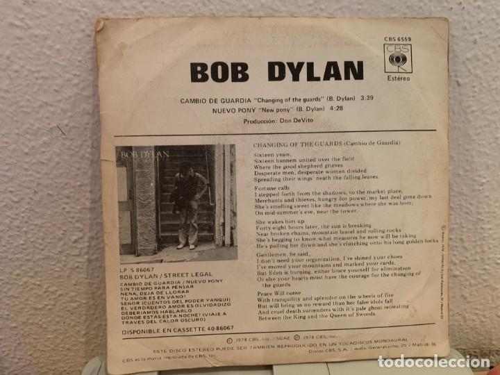 Discos de vinilo: Bob Dylan &lrm;&ndash; Cambio De Guardia. DISCO VINILO SINGLE, VG/VG. 1978 - Foto 2