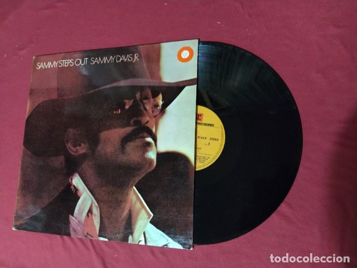 Discos de vinilo: SAMMY DAVIS JR, LP SAMMY STEPS OUT RS6410 GERMANY - Foto 1