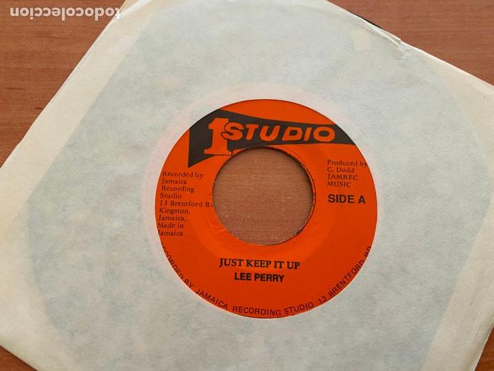 Discos de vinilo: LEE PERRY (JUST KEEP IT UP) SINGLE JAMAICA (EPI20) - Foto 1