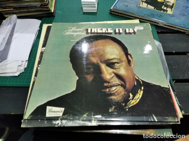 Discos de vinilo: LP LIONEL HAMPTON THERE IT IS VGVG+/VG++ - Foto 1