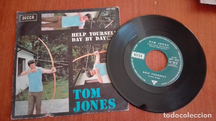Discos de vinilo: Tom Jones Single Help Yourself / Day by Day DECCA 1968 - Foto 1