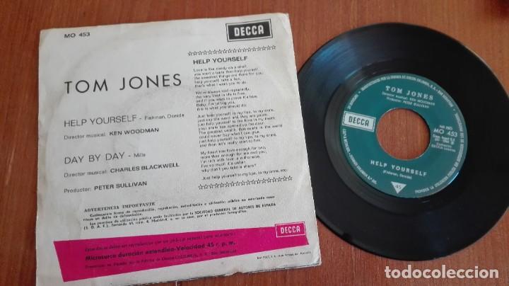 Discos de vinilo: Tom Jones Single Help Yourself / Day by Day DECCA 1968 - Foto 2
